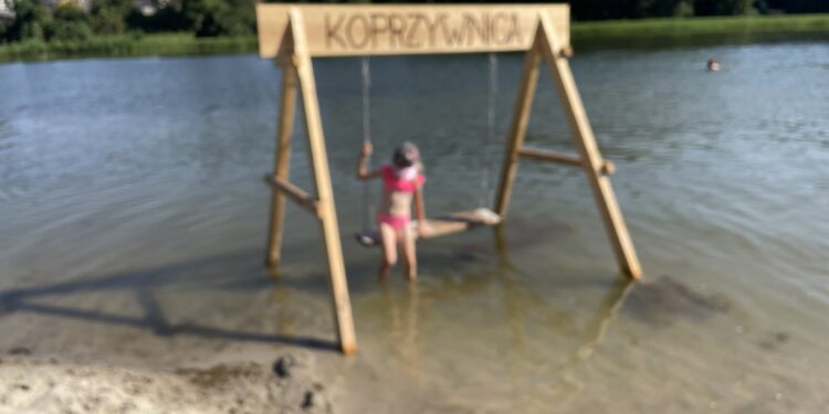 Koprzywnica. Wodna huśtawka / Fot. Grażyna Szlęzak - Radio Kielce