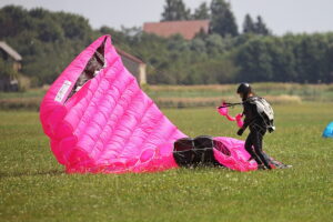 16.08.2025. Masłów. XXVI Mistrzostwa Związku Polskich Spadochroniarzy / Fot. Wiktor Taszłow - Radio Kielce