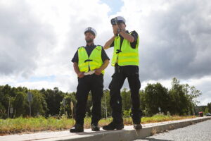 19.08.2025. Miedziana Góra. Szkolenie policjantów świętokrzyskiej drogówki z obsługi urządzeń radarowych / Fot. Wiktor Taszłow - Radio Kielce