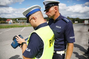 19.08.2025. Miedziana Góra. Szkolenie policjantów świętokrzyskiej drogówki z obsługi urządzeń radarowych / Fot. Wiktor Taszłow - Radio Kielce
