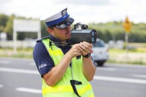 19.08.2025. Miedziana Góra. Szkolenie policjantów świętokrzyskiej drogówki z obsługi urządzeń radarowych / Fot. Wiktor Taszłow - Radio Kielce