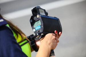 19.08.2025. Miedziana Góra. Szkolenie policjantów świętokrzyskiej drogówki z obsługi urządzeń radarowych / Fot. Wiktor Taszłow - Radio Kielce