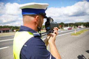 19.08.2025. Miedziana Góra. Szkolenie policjantów świętokrzyskiej drogówki z obsługi urządzeń radarowych / Fot. Wiktor Taszłow - Radio Kielce
