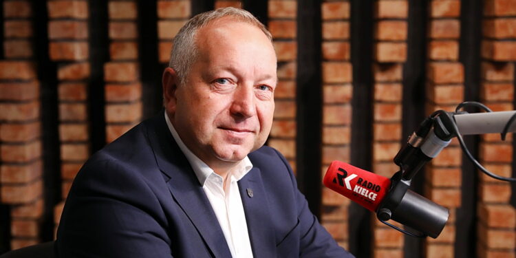20.08.2025 Rozmowa Dnia. Na zdjęciu: Artur Łakomiec - prezydent Ostrowca Świętokrzyskiego / Fot. Wiktor Taszłow - Radio Kielce