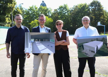 20.08.2025. Kielce. Ul. Szczecińska. Konferencja nt. budowy wielofunkcyjnego kompleksu sportowego na terenie dawnego boiska przy ul. Szczecińskiej / Fot. Wiktor Taszłow - Radio Kielce