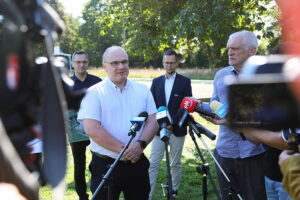 20.08.2025. Kielce. Ul. Szczecińska. Konferencja nt. budowy wielofunkcyjnego kompleksu sportowego na terenie dawnego boiska przy ul. Szczecińskiej / Fot. Wiktor Taszłow - Radio Kielce