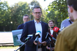 20.08.2025. Kielce. Ul. Szczecińska. Konferencja nt. budowy wielofunkcyjnego kompleksu sportowego na terenie dawnego boiska przy ul. Szczecińskiej / Fot. Wiktor Taszłow - Radio Kielce