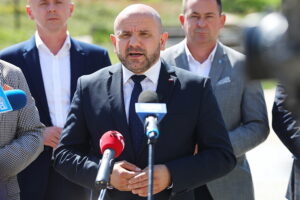 20.08.2025. Kielce. Konferencja PiS w sprawie KPO / Fot. Wiktor Taszłow - Radio Kielce