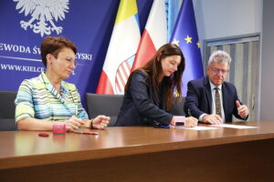 21.08.2025. Kielce. Świętokrzyski Urząd Wojewódzki w Kielcach. Podpisanie umów z samorządami na dofinansowanie do usuwania skutków klęsk żywiołowych / Fot. Wiktor Taszłow - Radio Kielce