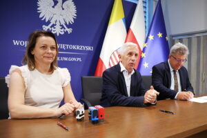 21.08.2025. Kielce. Świętokrzyski Urząd Wojewódzki w Kielcach. Podpisanie umów z samorządami na dofinansowanie do usuwania skutków klęsk żywiołowych / Fot. Wiktor Taszłow - Radio Kielce