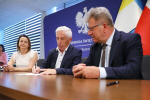 21.08.2025. Kielce. Świętokrzyski Urząd Wojewódzki w Kielcach. Podpisanie umów z samorządami na dofinansowanie do usuwania skutków klęsk żywiołowych / Fot. Wiktor Taszłow - Radio Kielce