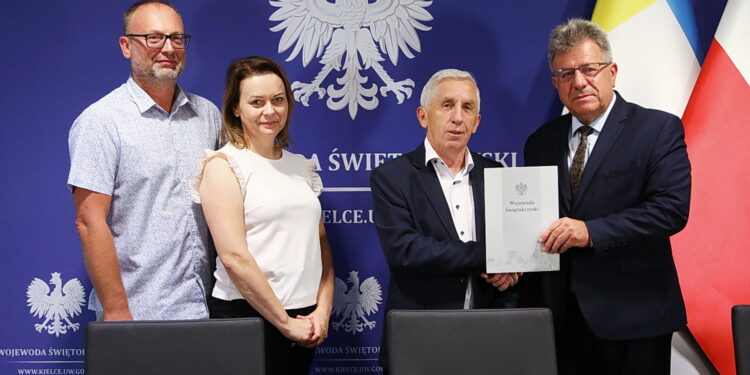 21.08.2025. Kielce. Świętokrzyski Urząd Wojewódzki w Kielcach. Podpisanie umów z samorządami na dofinansowanie do usuwania skutków klęsk żywiołowych / Fot. Wiktor Taszłow - Radio Kielce