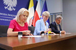 21.08.2025. Kielce. Świętokrzyski Urząd Wojewódzki w Kielcach. Podpisanie umów z samorządami na dofinansowanie do usuwania skutków klęsk żywiołowych / Fot. Wiktor Taszłow - Radio Kielce