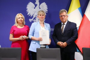 21.08.2025. Kielce. Świętokrzyski Urząd Wojewódzki w Kielcach. Podpisanie umów z samorządami na dofinansowanie do usuwania skutków klęsk żywiołowych / Fot. Wiktor Taszłow - Radio Kielce