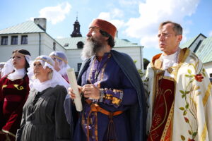 22.08.2025. Kielce. Klasztor na Karczówce. Konferencja prasowa towarzysząca próbie generalnej widowiska historycznego „Koronacja Bolesława Chrobrego” / Fot. Wiktor Taszłow - Radio Kielce