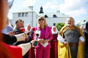 22.08.2025. Kielce. Klasztor na Karczówce. Konferencja prasowa towarzysząca próbie generalnej widowiska historycznego „Koronacja Bolesława Chrobrego” / Fot. Wiktor Taszłow - Radio Kielce