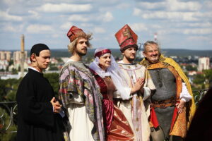 22.08.2025. Kielce. Klasztor na Karczówce. Konferencja prasowa towarzysząca próbie generalnej widowiska historycznego „Koronacja Bolesława Chrobrego” / Fot. Wiktor Taszłow - Radio Kielce