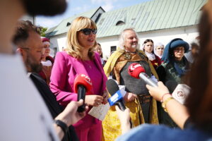 22.08.2025. Kielce. Klasztor na Karczówce. Konferencja prasowa towarzysząca próbie generalnej widowiska historycznego „Koronacja Bolesława Chrobrego” / Fot. Wiktor Taszłow - Radio Kielce