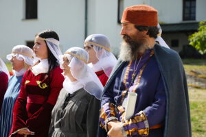22.08.2025. Kielce. Klasztor na Karczówce. Konferencja prasowa towarzysząca próbie generalnej widowiska historycznego „Koronacja Bolesława Chrobrego” / Fot. Wiktor Taszłow - Radio Kielce