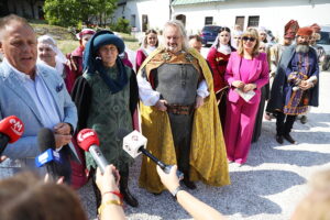 22.08.2025. Kielce. Klasztor na Karczówce. Konferencja prasowa towarzysząca próbie generalnej widowiska historycznego „Koronacja Bolesława Chrobrego” / Fot. Wiktor Taszłow - Radio Kielce