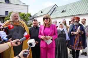 22.08.2025. Kielce. Klasztor na Karczówce. Konferencja prasowa towarzysząca próbie generalnej widowiska historycznego „Koronacja Bolesława Chrobrego” / Fot. Wiktor Taszłow - Radio Kielce