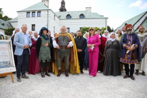 22.08.2025. Kielce. Klasztor na Karczówce. Konferencja prasowa towarzysząca próbie generalnej widowiska historycznego „Koronacja Bolesława Chrobrego” / Fot. Wiktor Taszłow - Radio Kielce