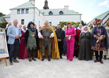 22.08.2025. Kielce. Klasztor na Karczówce. Konferencja prasowa towarzysząca próbie generalnej widowiska historycznego „Koronacja Bolesława Chrobrego” / Fot. Wiktor Taszłow - Radio Kielce