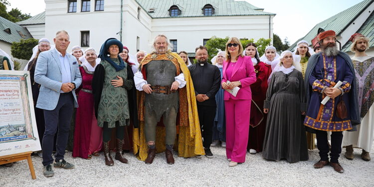 22.08.2025. Kielce. Klasztor na Karczówce. Konferencja prasowa towarzysząca próbie generalnej widowiska historycznego „Koronacja Bolesława Chrobrego” / Fot. Wiktor Taszłow - Radio Kielce
