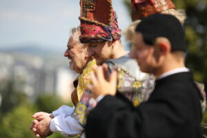 22.08.2025. Kielce. Klasztor na Karczówce. Konferencja prasowa towarzysząca próbie generalnej widowiska historycznego „Koronacja Bolesława Chrobrego” / Fot. Wiktor Taszłow - Radio Kielce