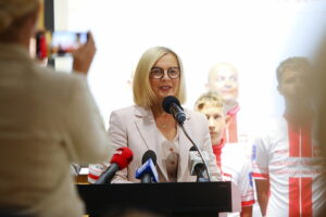 26.08.2025. Kielce. IPN. Konferencja na temat V Rajdu rowerowego z Kielc na Westerplatte oraz innych działań związanych z upamiętnieniem Westerplatczyków. Na zdjęciu: Renata Janik, marszałek województwa świętokrzyskiego / Fot. Wiktor Taszłow - Radio Kielce