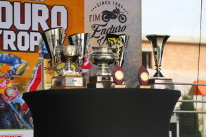 09.08.2025. Piekoszów. Ceremonia zakończenia mistrzostw świata FIM Enduro Vintage Trophy / Fot. Wiktor Taszłow - Radio Kielce