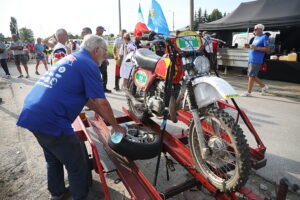 09.08.2025. Piekoszów. Ceremonia zakończenia mistrzostw świata FIM Enduro Vintage Trophy / Fot. Wiktor Taszłow - Radio Kielce