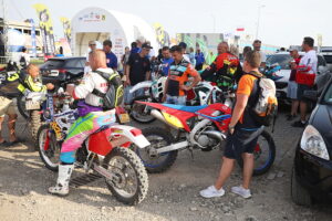 09.08.2025. Piekoszów. Ceremonia zakończenia mistrzostw świata FIM Enduro Vintage Trophy / Fot. Wiktor Taszłow - Radio Kielce