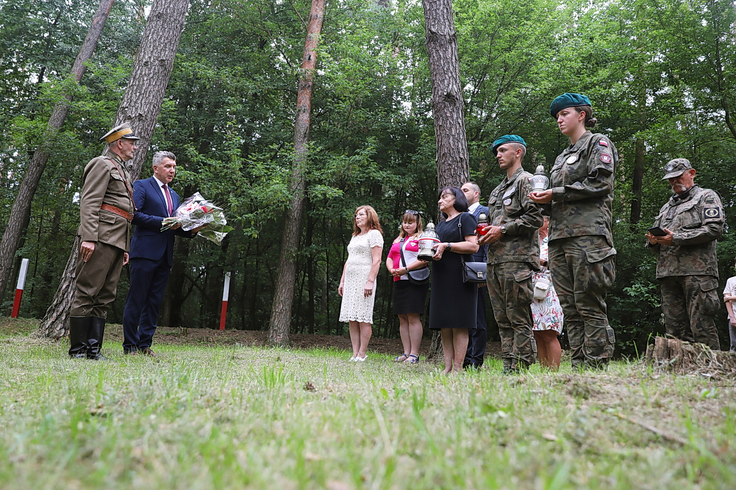 Uczestnicy „Kadrówki” oddali hołd poległym podczas I wojny światowej - Radio Kielce 10.08.2025. Mzurowa gmina Sobków. Cmentarz wojskowy z czasów Pierwszej Wojny Swiatowej / Fot. Wiktor Taszłow - Radio Kielce