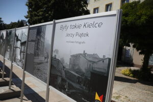 13.08.2025. Kielce. Wystawa fotografii Jerzego Piątka "Były takie Kielce" / Fot. Wiktor Taszłow - Radio Kielce