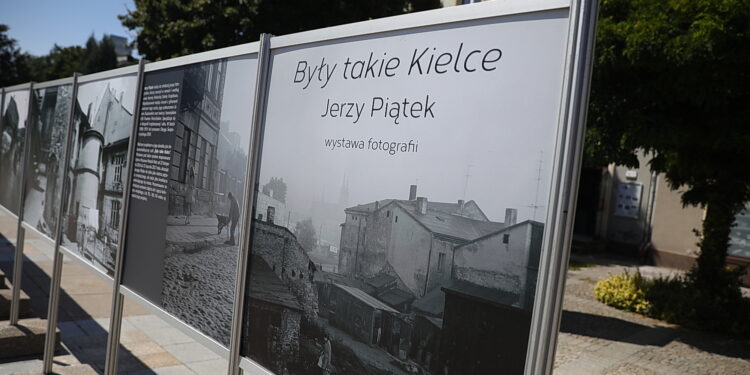 13.08.2025. Kielce. Wystawa fotografii Jerzego Piątka "Były takie Kielce" / Fot. Wiktor Taszłow - Radio Kielce