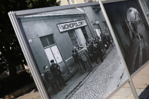 13.08.2025. Kielce. Wystawa fotografii Jerzego Piątka "Były takie Kielce" / Fot. Wiktor Taszłow - Radio Kielce