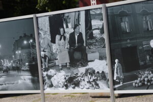 13.08.2025. Kielce. Wystawa fotografii Jerzego Piątka "Były takie Kielce" / Fot. Wiktor Taszłow - Radio Kielce