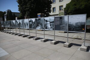 13.08.2025. Kielce. Wystawa fotografii Jerzego Piątka "Były takie Kielce" / Fot. Wiktor Taszłow - Radio Kielce