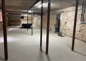 Końśkie. II Liceum Ogólnokształcącego z Oddziałami Dwujęzycznymi w Końskich im. Marii Skłodowskiej-Curie. Remont sali widowiskowej / Fot. Magdalena Galas-Klusek - Radio Kielce