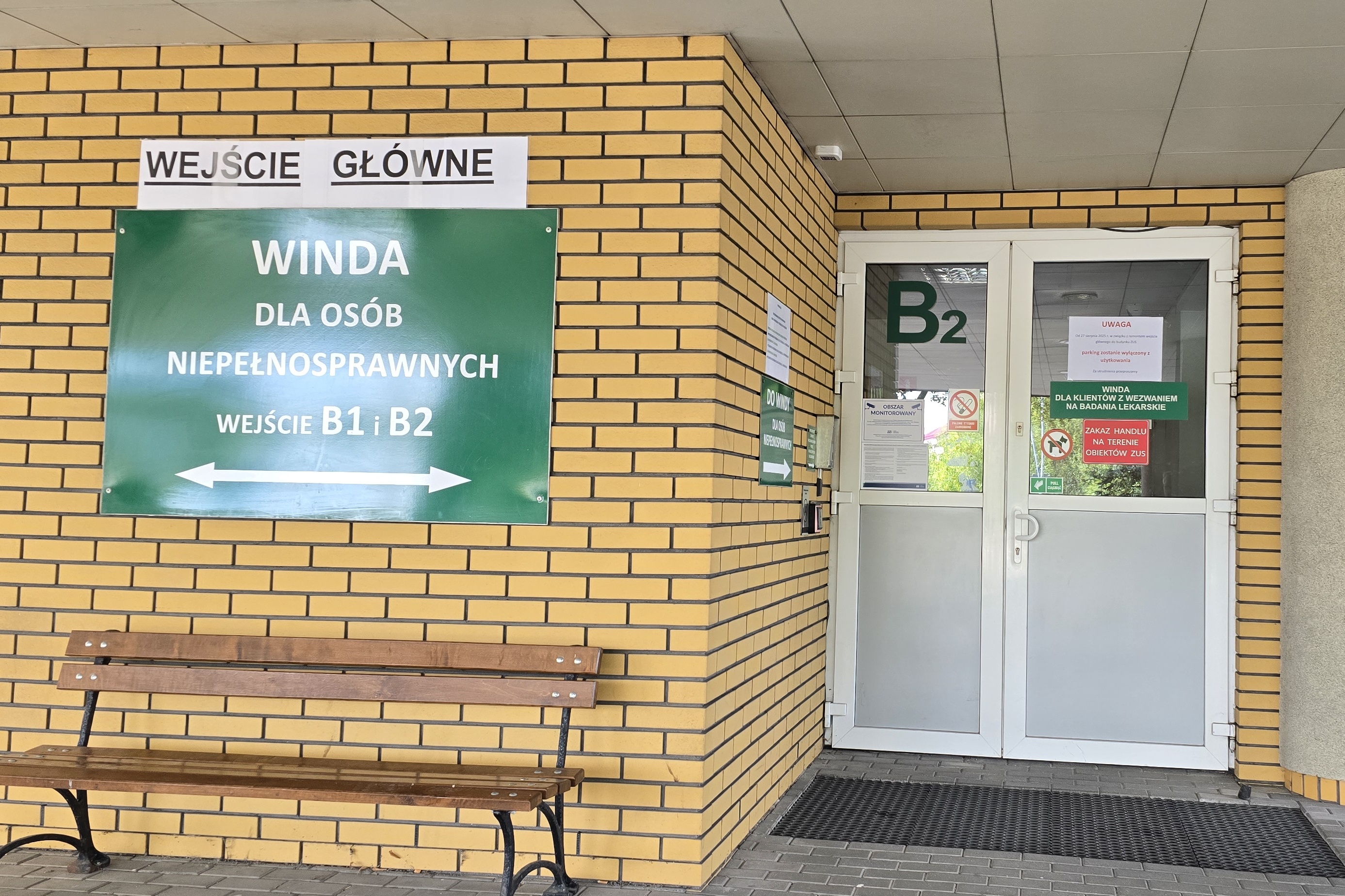 ZUS w remoncie. Główne wejście zamknięte