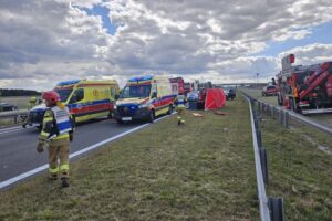 25.08.2025. Mierzawa w powiecie jędrzejowskim. S7. Wypadek / Fot. PSP Jędrzejów