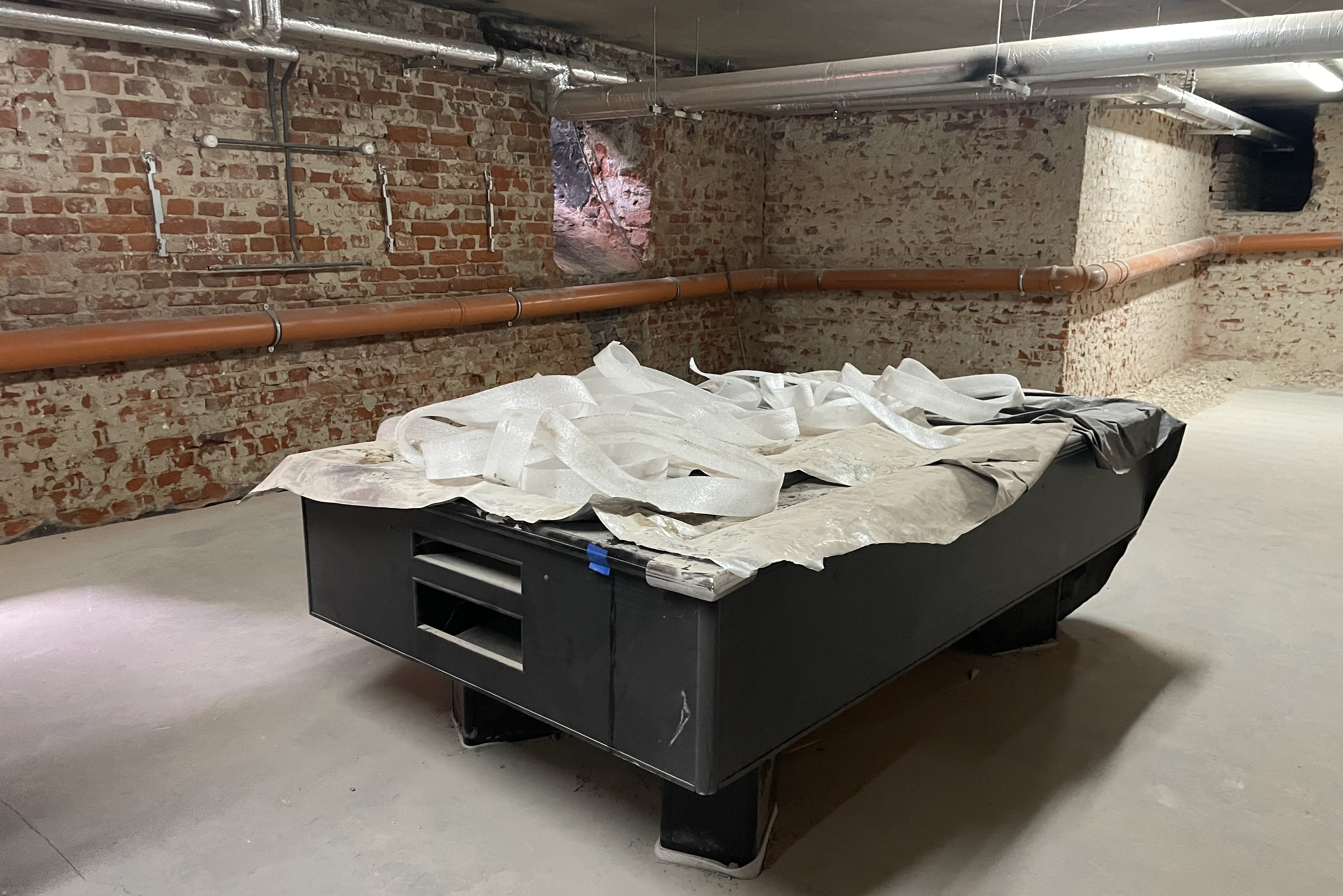 W podziemiach liceum powstaje sala widowiskowa