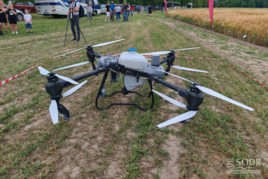 Powietrzne technologie w polu 2 Świętokrzyski Ośrodek Doradztwa Rolniczego prezentował rolnikom podczas Dnia Pola, jak pracuje dron rolniczy. / Fot. ŚODR
