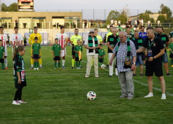 Legendy klubu na otwarciu nowego stadionu w Starachowicach