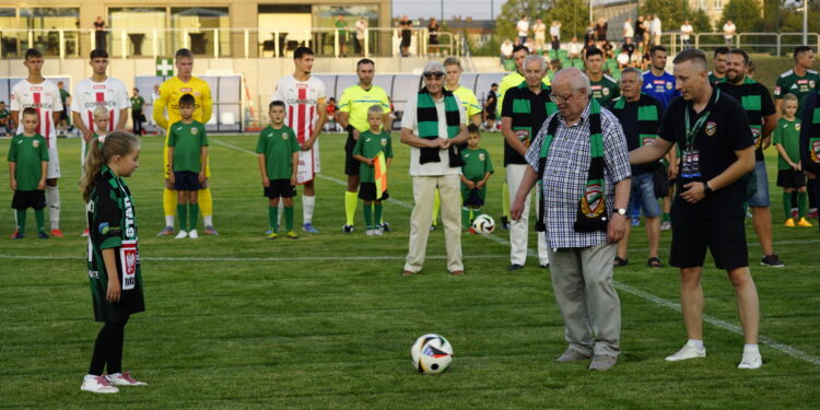 Legendy klubu na otwarciu nowego stadionu w Starachowicach