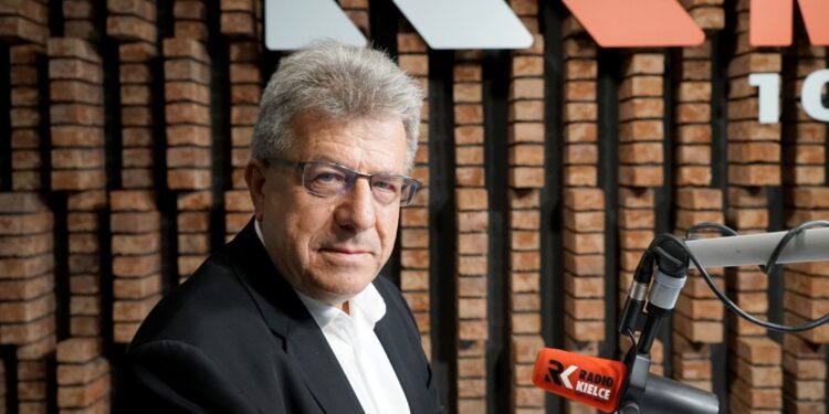 Józef Bryk: biało-czerwone barwy przed domem to przejaw naszego patriotyzmu