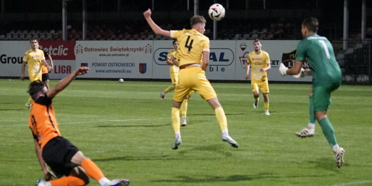 27.08.2025. Ostrowiec Św. 5. kolejka Betclic 3. Ligi: KSZO 1929 - Czarni Połaniec / Fot. Kamil Król - Radio Kielce