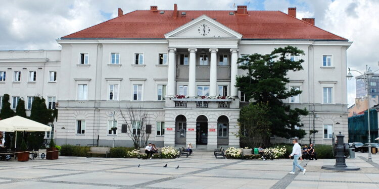 Kieleccy urzędnicy na razie nie będą pracować krócej