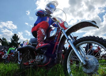06.08.2025 Piekoszów. Motocykle enduro vintage / Fot. Jarosław Kubalski - Radio Kielce